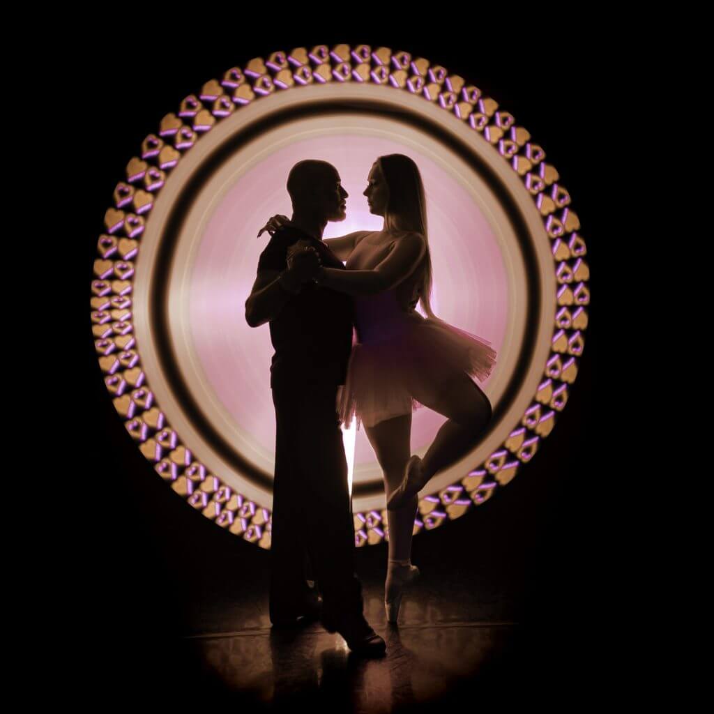 Couple de danseurs avec éclairage de cœurs en lightpainting