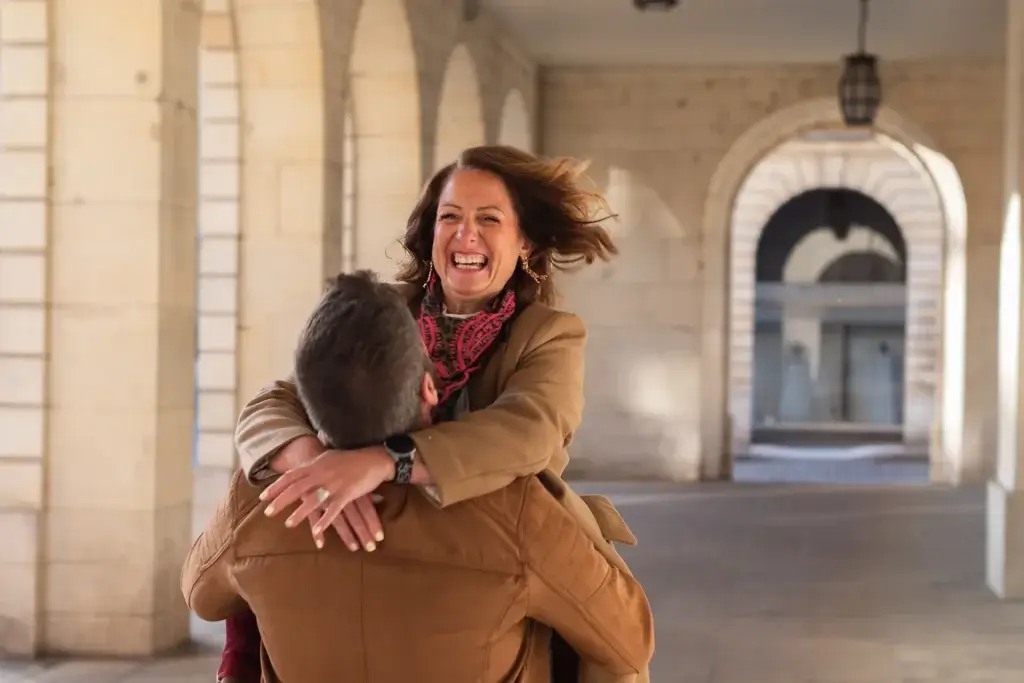 Couple amoureux en lumière naturelle, séance photo à Reims