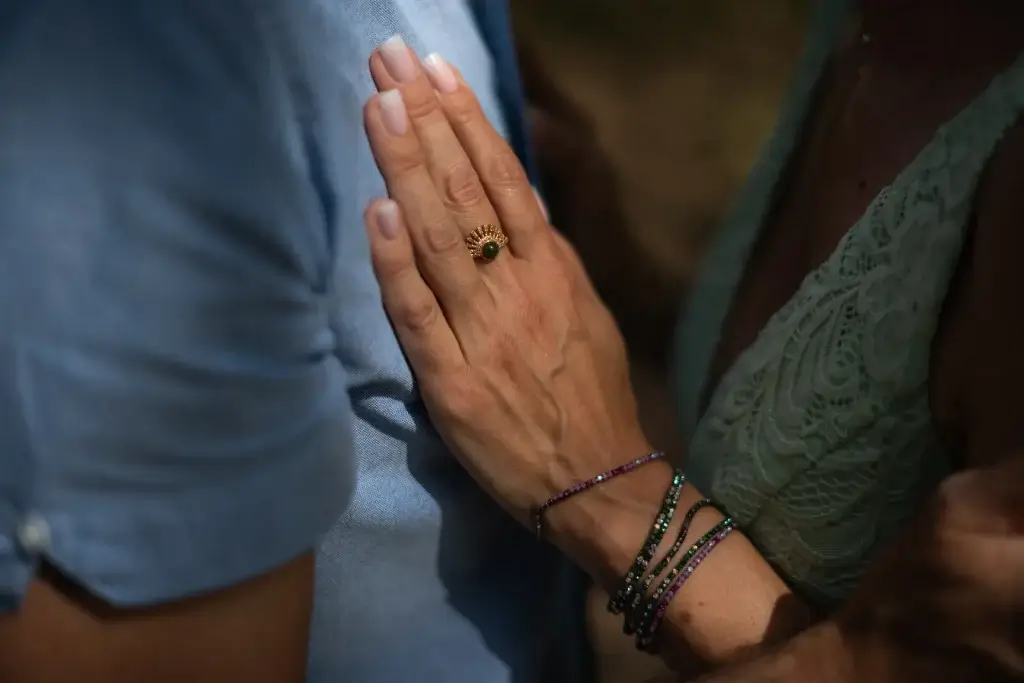 Main d’une femme posée sur le torse de son partenaire avec bague lors d’une séance engagement dans l’Aisne