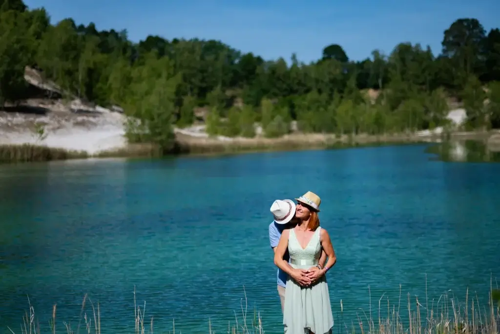 Couple enlacé devant un lac dans l’Aisne lors d’une séance engagement