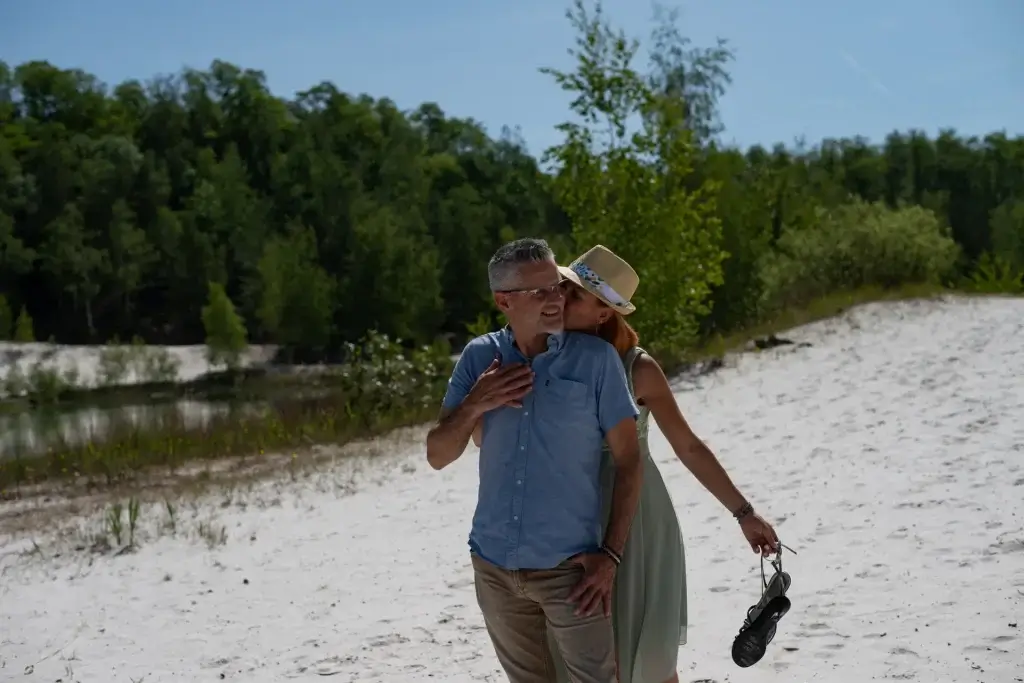 Couple enlacé sur une plage dans l’Aisne lors d’une séance engagement