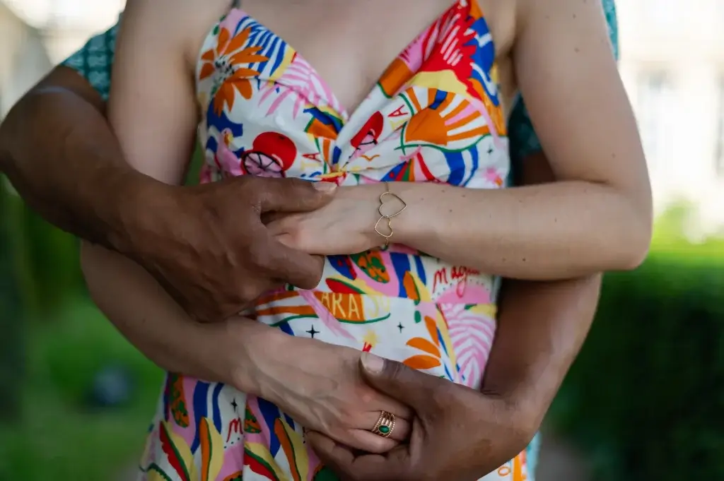 Couple enlacé lors d’une séance engagement dans un jardin à Soissons