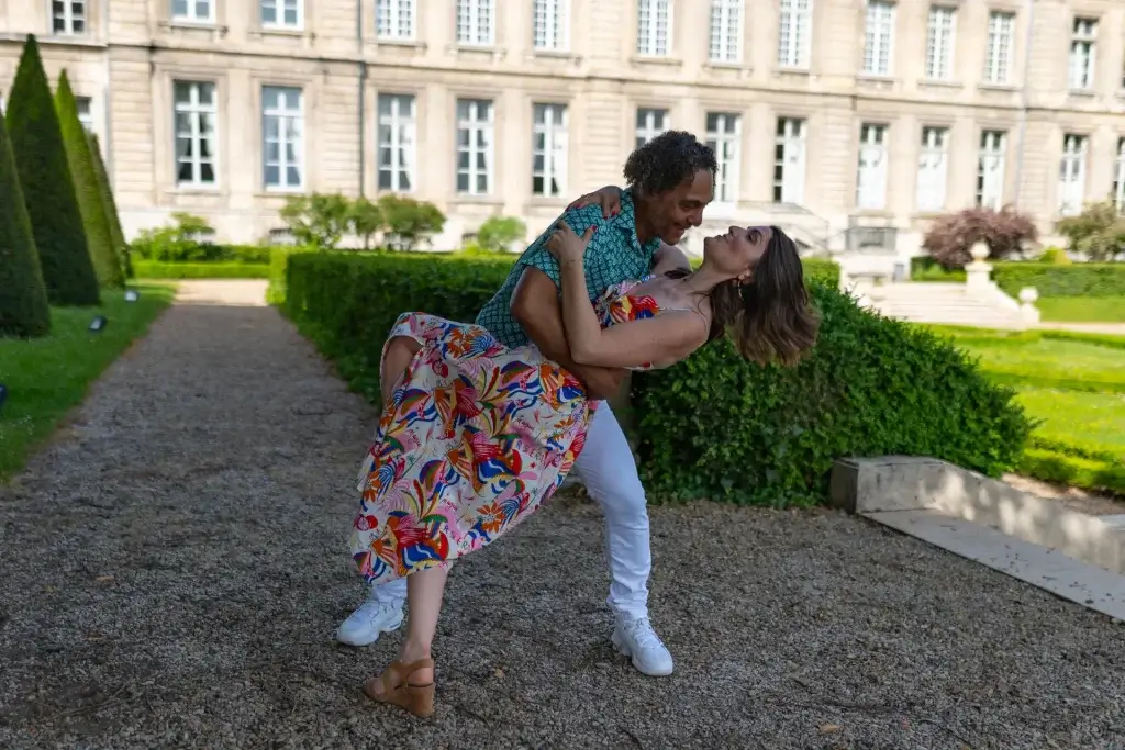 Couple dansant devant un monument de Soissons pendant une séance engagement