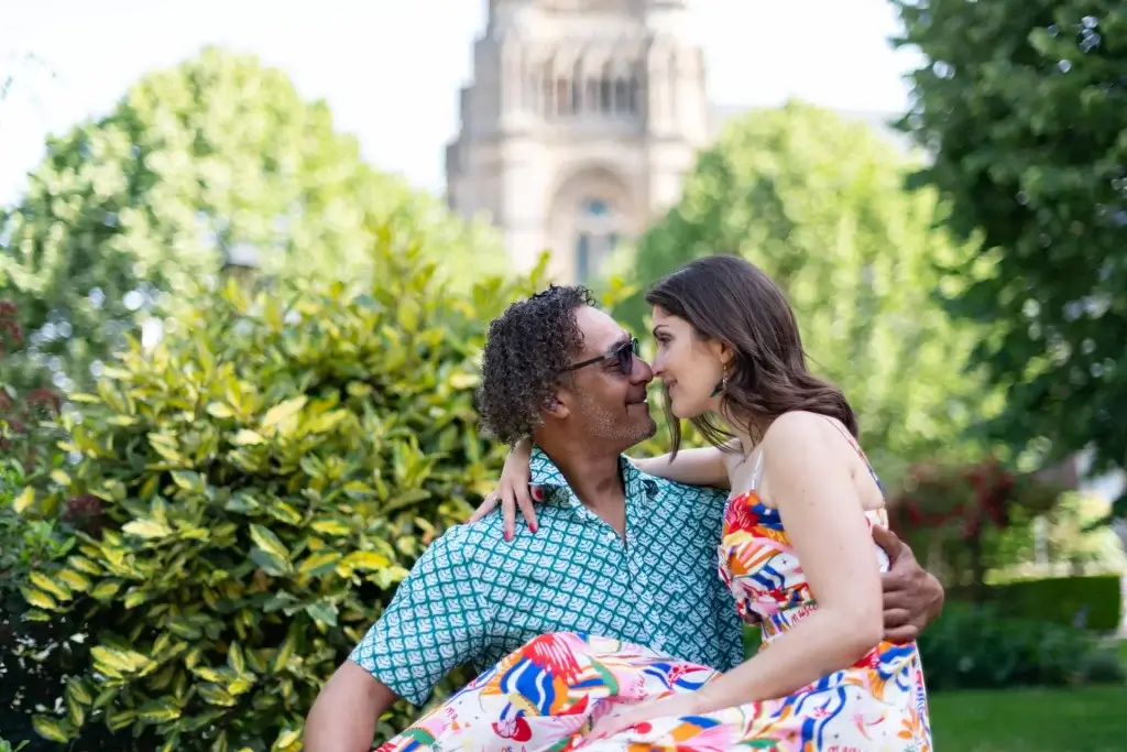 Couple enlacé devant un monument de Soissons pendant une séance engagement