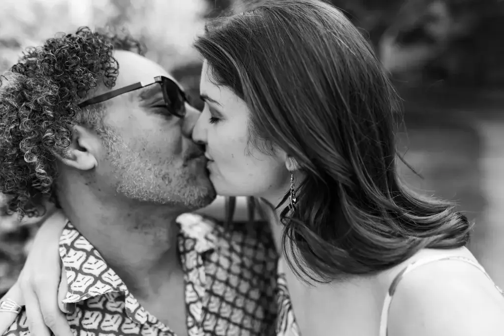 Couple amoureux dans un jardin à Soissons lors d’une séance photo engagement romantique