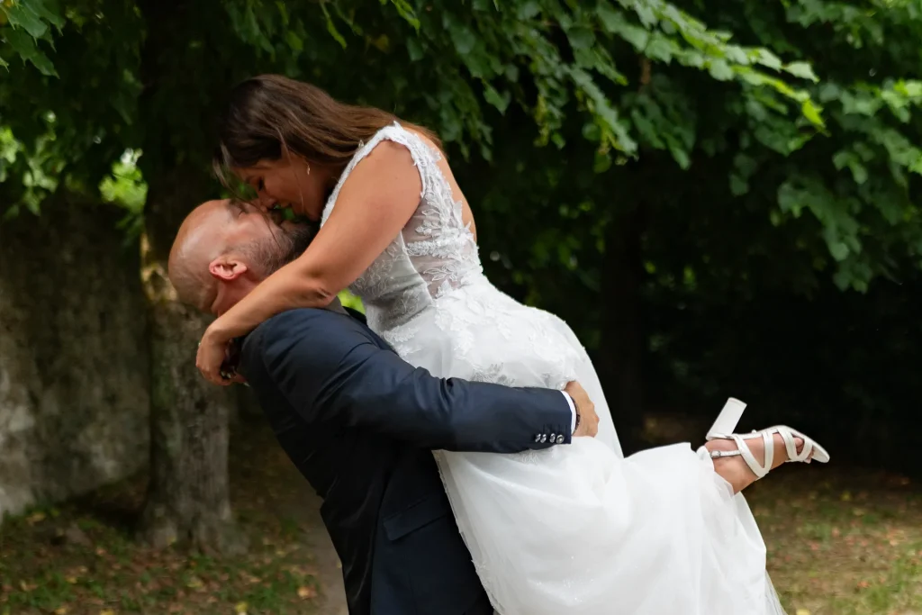 Couple de mariés qui s'enlace et s'embrasse sur le chemin de ronde d'un château romantique dans l'Aisne près de Reims