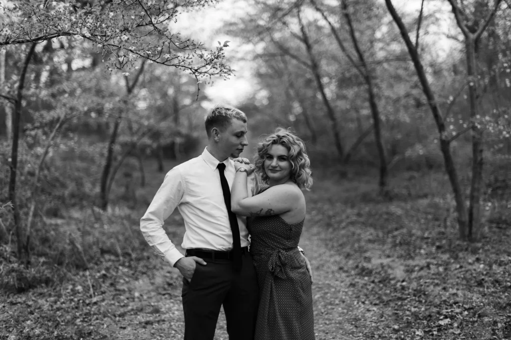 Couple en séance engagement dans la forêt