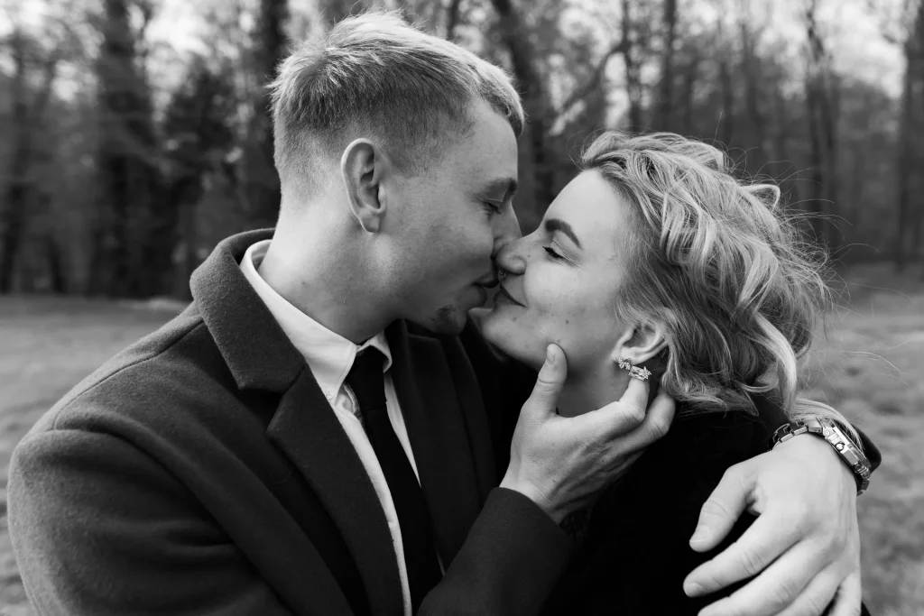 Photo en noir et blanc d'un couple en forêt