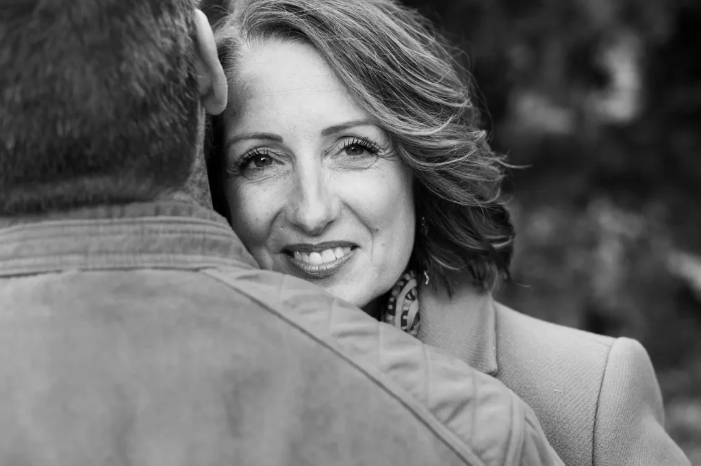 Photo d'une femme en noir et blanc qui regarde au dessus de l'épaule de son mari