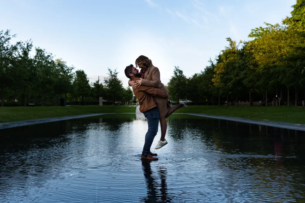 Couple riant ensemble lors d’une séance engagement en ville