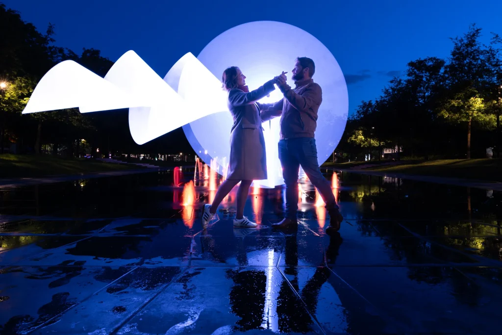 Une photo d'un couple marié en lightpainting sur le miroir d'eau de Reims
