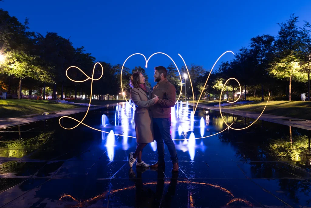 Une photo d'un couple marié en lightpainting sur le miroir d'eau de Reims