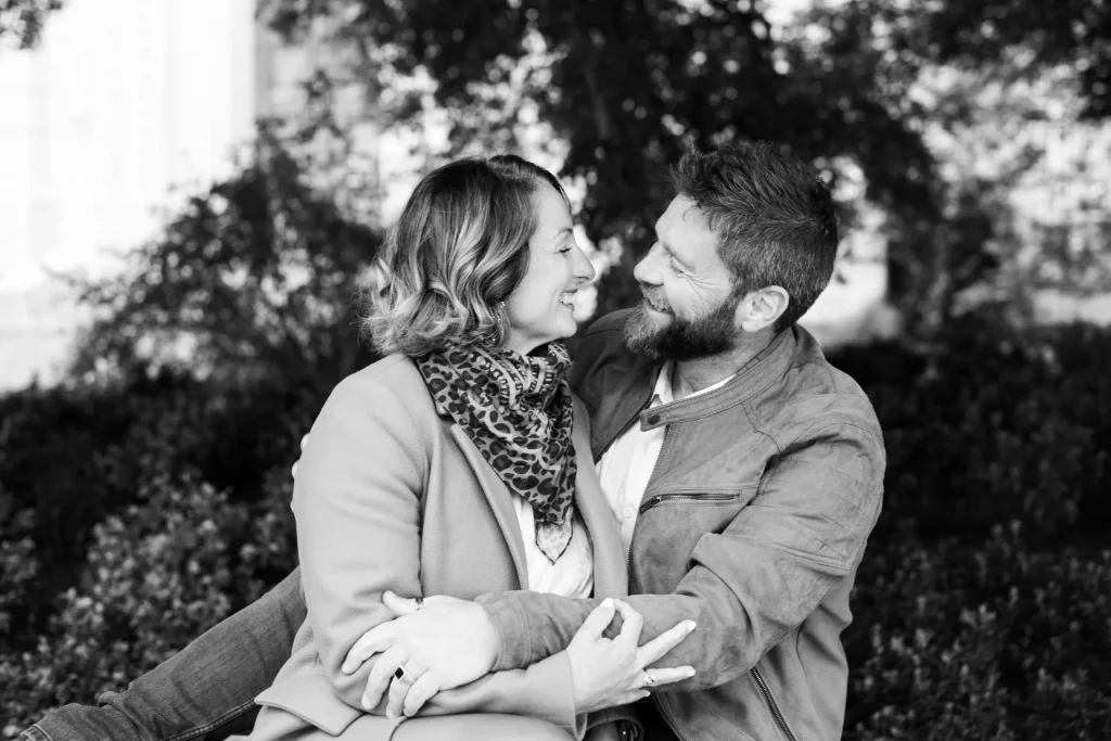 Photo en noir et blanc d'un couple en séance engagement