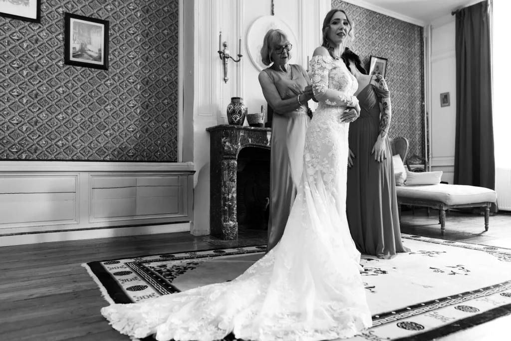 Préparatifs d’une mariée avec ses proches au château de Vitry-la-Ville