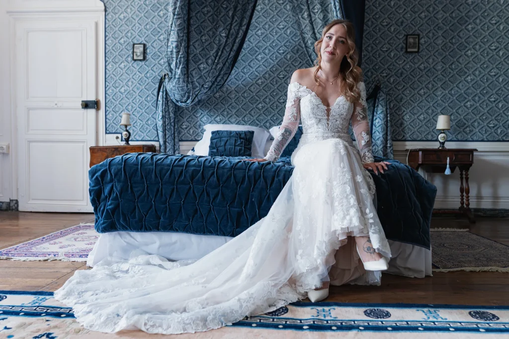 Une marié qui attend assise sur le lit