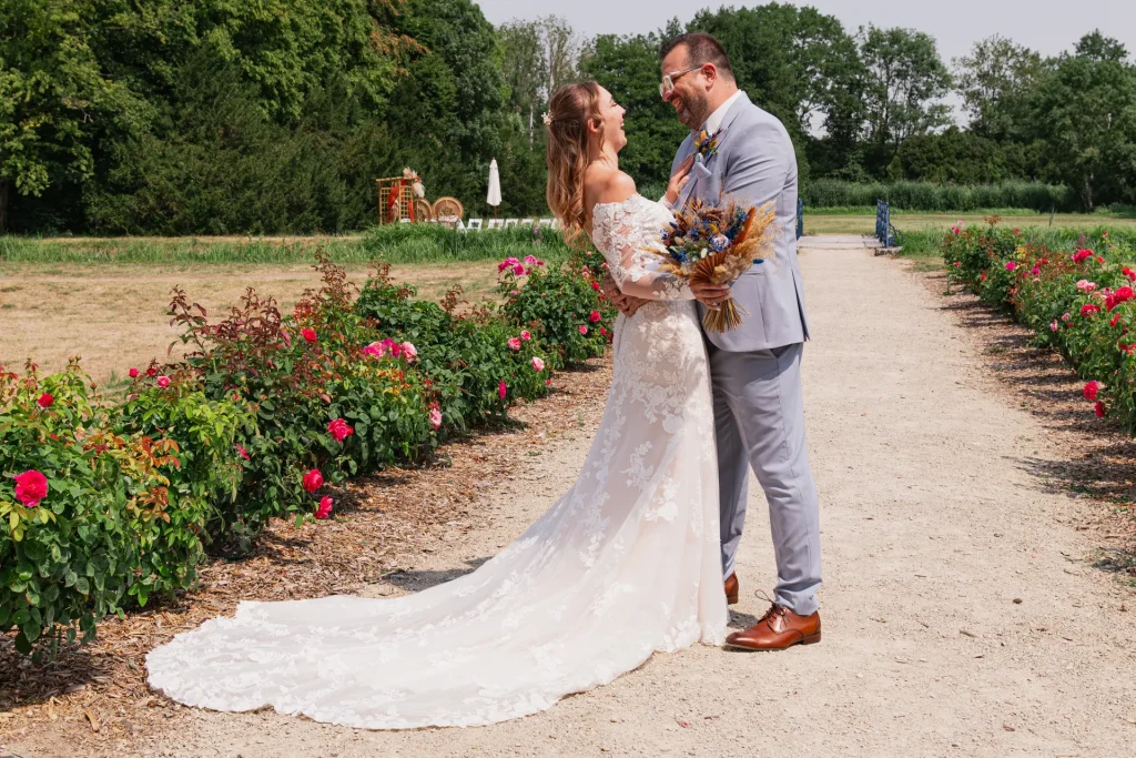 un couple rigole durant la séance couple first look au château de Vitry-la-Ville