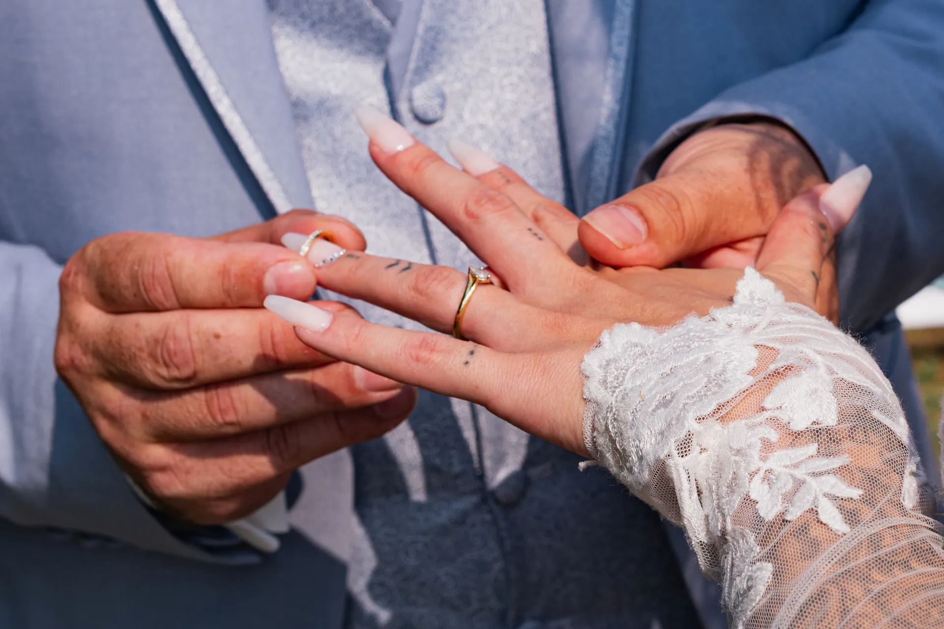 Le marié passe l'alliance au doigt de sa femme durant la cérémonie laïque.