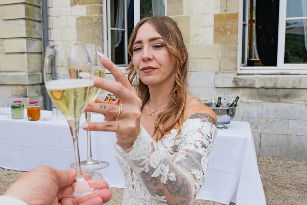 La mariée trinque avec le photographe un moment de complicité