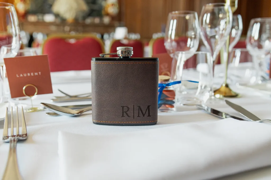 Cette flasque est un détail de la table des mariés, cadeaux aux hommes de la soirée.