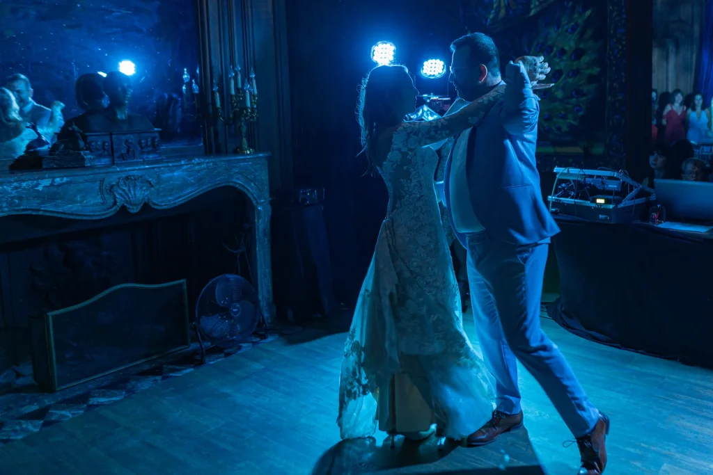 La première danse du couple pour leur mariage au château de Vitry_la-Ville