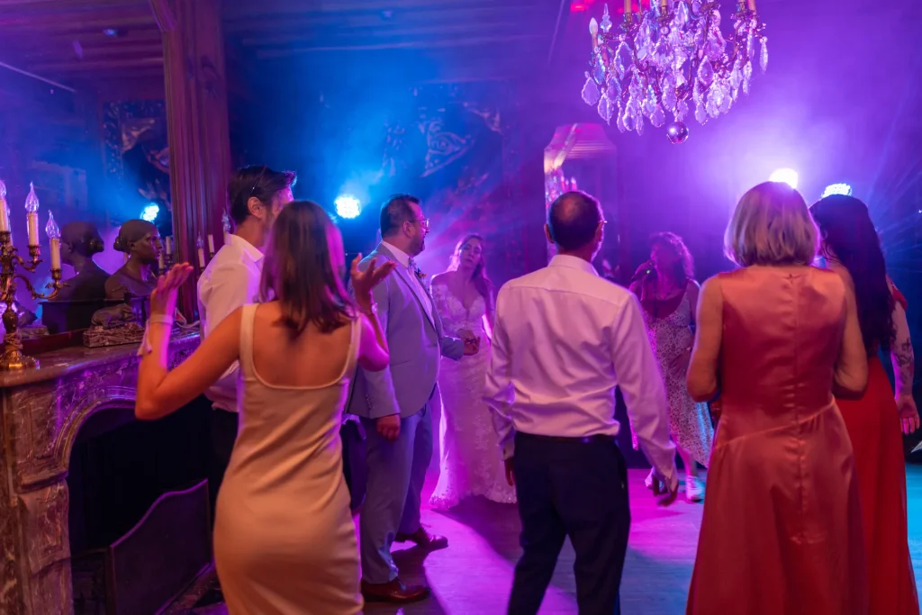 Un fois la première danse des mariés fini la soirée commence et tout le monde les rejoints