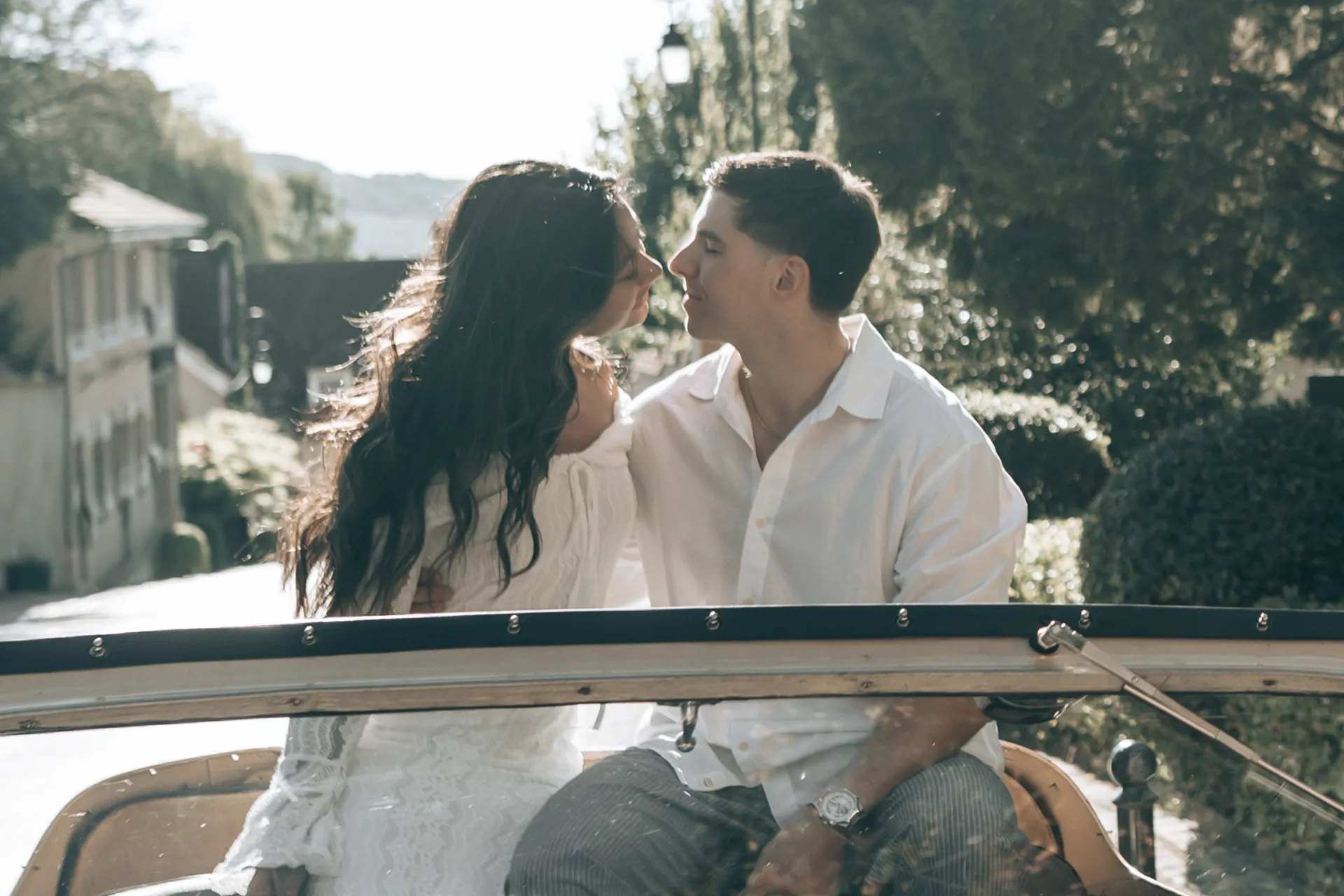 Le bisou dans la 301D Peugeot pour ce couple