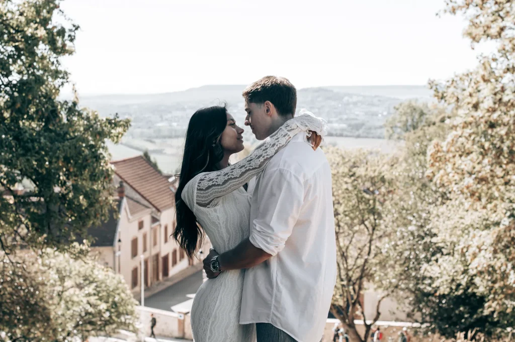 Couple qui s'enlace sur les hauteurs de Hautvillers