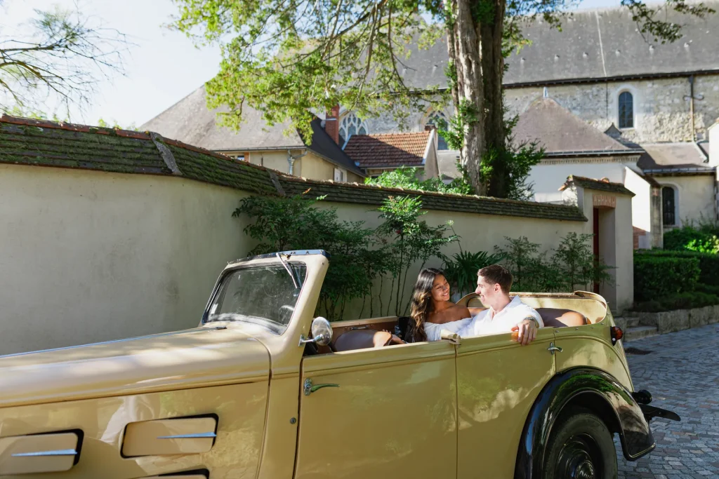 Couple dans une 301D Peugeot